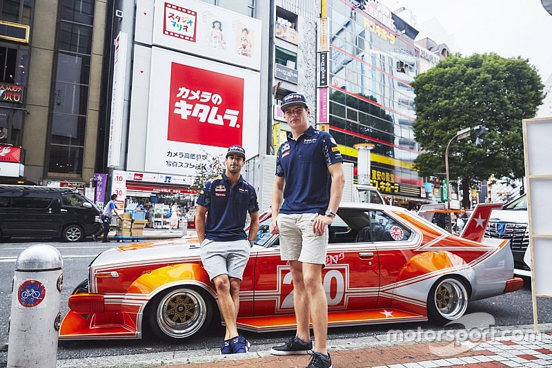 La divertida vuelta de Verstappen y Ricciardo por Tokio