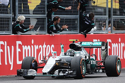 Rosberg wint in Japan, Verstappen verslaat Hamilton voor tweede plek