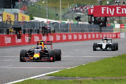 Verstappen over actie op Hamilton: "Ik deed gewoon de deur dicht"
