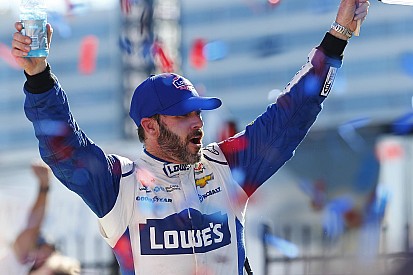 Johnson sobrevive y gana la prueba caótica en Charlotte