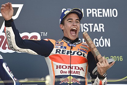 A Márquez le sobran hasta los podios
