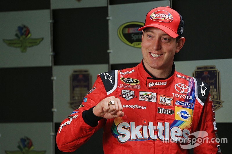 A NASCAR-versenyző életreszóló élményt ajándékoz két gimnazistának!