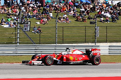 Vettel baalt: "Gat naar auto's voor ons is geen goed nieuws"