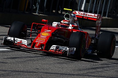 Raikkonen valt uit met los wiel, boete voor Ferrari