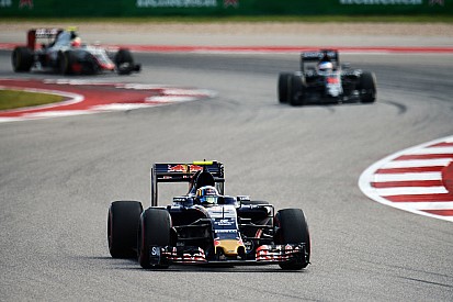 Sainz: "Alonso me dijo que en recta llevo un paracaídas"