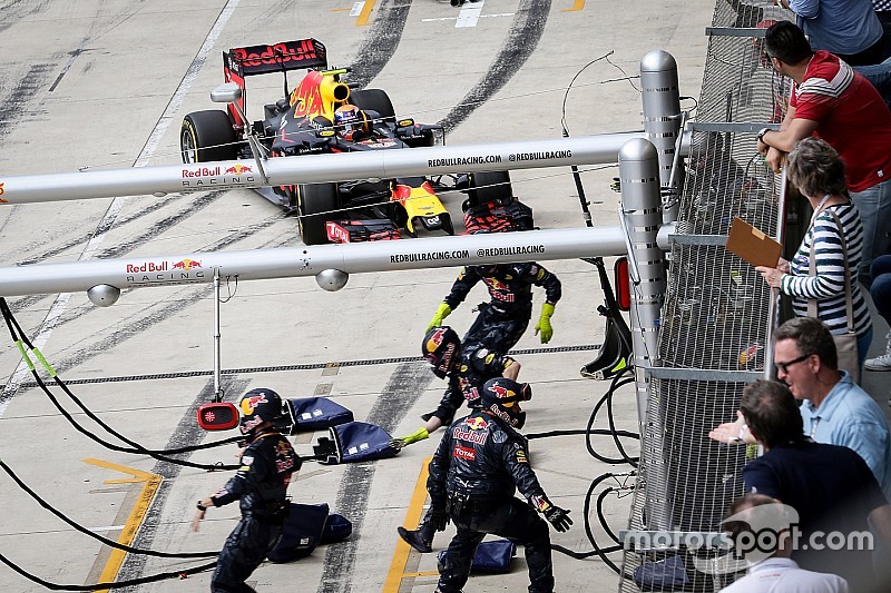 Red Bull: “Pitstop van Verstappen was ongewoon”