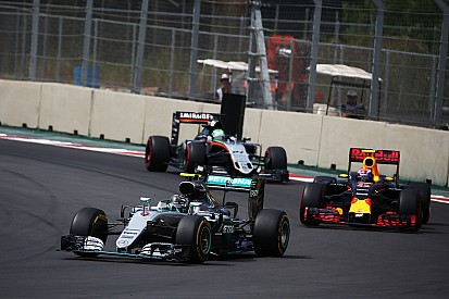 Rosberg: "Kreeg een behoorlijke beuk van Verstappen"