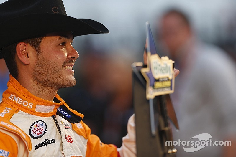 Larson aparece al final y supera a Keselowski en Xfinity