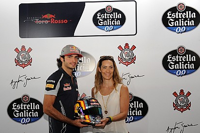 Sainz rinde homenaje a Senna en Sao Paulo