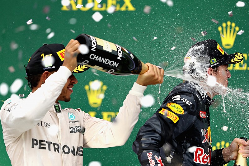 In beeld: De regendans van Max Verstappen in Brazilië