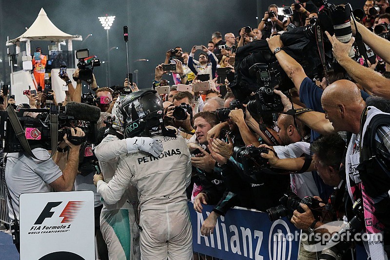 Lluvia de felicitaciones al nuevo campeón, Nico Rosberg