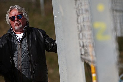 Keke Rosberg: "Algún día educarán a Verstappen"