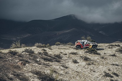 Vídeo: Un rapero, de copiloto de Carlos Sainz