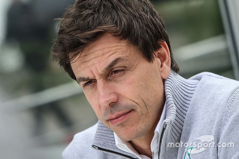 Wolff hint naar jaarcontract: