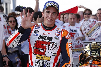 Motorsport.com te regala la camiseta de los cinco campeonatos firmada por Márquez