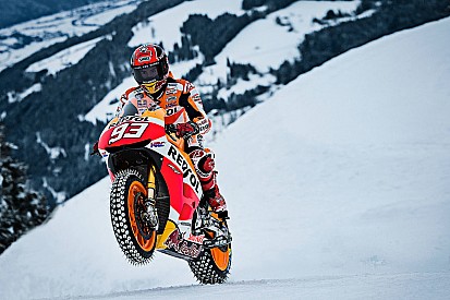In beeld: Na Verstappen scheurt ook Marquez door de sneeuw