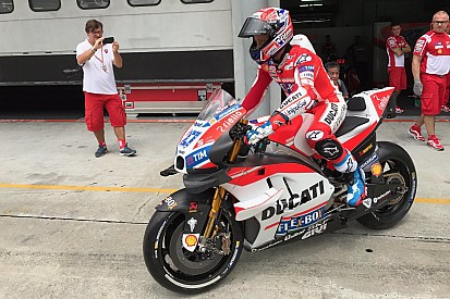 Stoner, flanqueado por Lorenzo, completa su primer día de test en Sepang