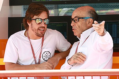 Босс MotoGP: При Экклстоуне Алонсо ни за что не поехал бы на Indy 500