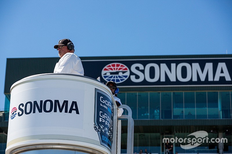Болельщицы прервали тренировку IndyCar, пытаясь сделать фото на трассе