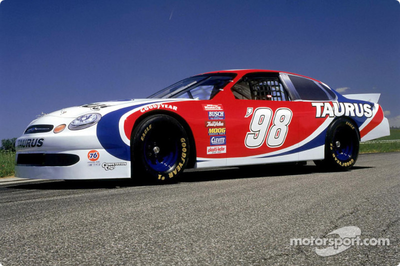 Ford presentó su versión para carreras de NASCAR del Taurus en 1997, y para competencias de la Winst
