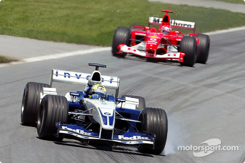 Ralf Schumacher, delante de su hermano Michael en el GP de Canadá 2003. ¿Se verá esta imagen pronto en MotoGP entre los hermanos Márquez?