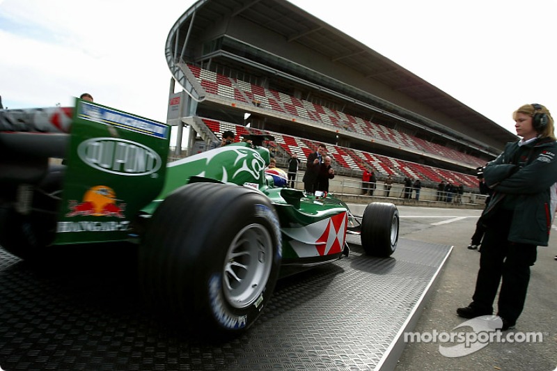 Mark Webber exits marquee ve, onto track to test yeni Jaguar R5