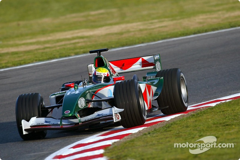 Mark Webber yeni Jaguar R5'i test ediyor
