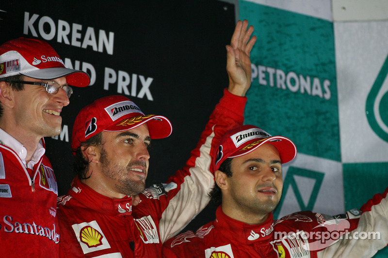 Podium : Fernando Alonso (Ferrari), vainqueur, Felipe Massa (Ferrari) et Chrys Dyer (ingénieur de piste de Fernando Alonso)