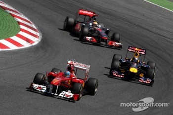 Fernando Alonso, Scuderia Ferrari leads Sebastian Vettel, Red Bull Racing and Lewis Hamilton, McLaren Mercedes