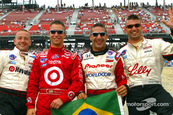Ronaldo look: Cristiano da Matta, Bruno Junqueira, Tony Kanaan e Christian Fittipaldi comemorando o penta do Brasil