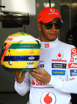 Lewis Hamilton, McLaren Mercedes, com capacete de Ayrton Senna