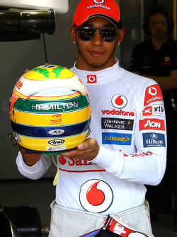 Lewis Hamilton, de McLaren Mercedes, con homenaje en el casco para Ayrton Senna