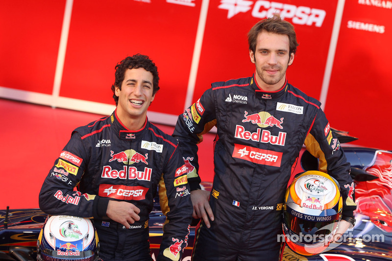 Entretanto, a Red Bull decidiu por substituir os dois de uma só vez, o que abriu espaço para a chegada de Daniel Ricciardo e Jean-Eric Vergne.