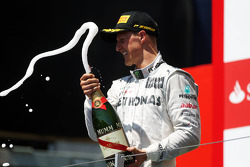 Michael Schumacher, Mercedes AMG F1, feiert Platz 3 auf dem Podium