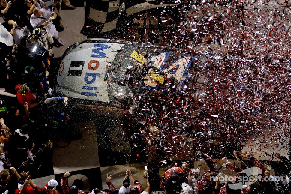 Victory lane: race winner Tony Stewart, Stewart-Haas Racing Chevrolet
