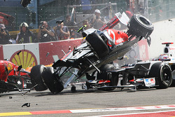 Аварія на старті за участю Льюїса Хемілтона, McLaren, Ромен Грожана, Lotus F1, Фернандо Алонсо, Ferr