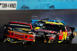 Clint Bowyer, Michael Waltrip Racing Toyota, und Jeff Gordon, Hendrick Motorsports Chevrolet, mit Cr