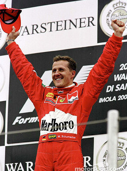 Podium: winnaar Michael Schumacher viert feest