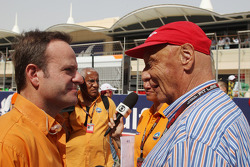 (Da esquerda para direita): Rubens Barrichello, apresentador da Globo, com Niki Lauda, presidente não executivo da Mercedes, no grid