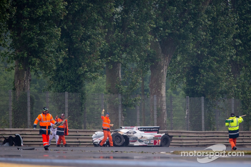 #2 Audi Sport Team Joest Audi R18 e-tron quattro: Tom Kristensen, Allan McNish, Loic Duval crashes heavily at Tertre Rouge