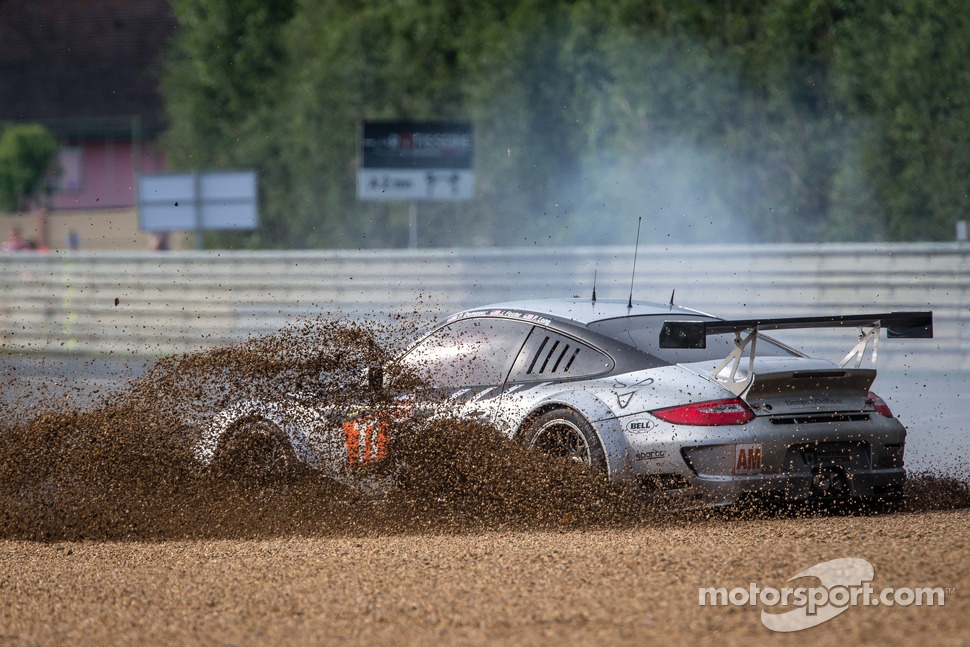 Spin for #77 Dempsey Racing - Proton Porsche 911 GT3-RSR: Patrick Dempsey, Joe Foster, Patrick Long