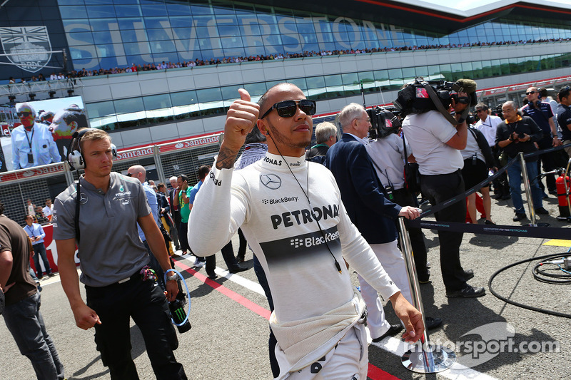 Lewis Hamilton saat akan bersiap turun di F1 GP 2013 bersama tim barunya saat itu, Mercedes Petronas F1.