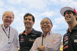 Ron Walker, presidente de la Corporación del GP de Australia con Mark Webber, del Red Bull Racing; O