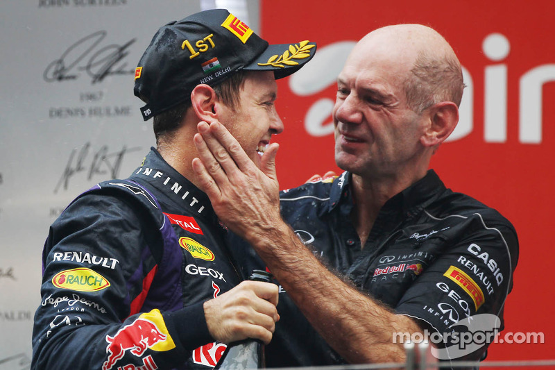 Переможець гонки та чемпіон світу Себастьян Феттель, Red Bull Racing RB9 разом з Адріаном Ньюі, техн