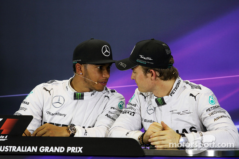 Nico Rosberg, Mercedes AMG F1 bersama rekan setim sekaligus rivalnya, Lewis Hamilton, Mercedes AMG F1 dalam konferensi pers F1 GP Australia 2014.