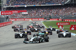 尼克·罗斯伯格, 梅赛德斯AMG F1 W05赛车,在比赛开始时领先