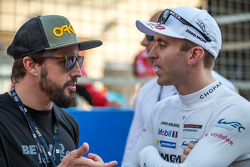 Fernando Alonso hablando con Timo Bernhard en la parrilla