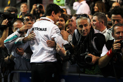 Toto Wolff, Mercedes AMG F1 accionista y director ejecutivo celebra con la prensa en parc ferme