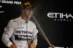 El ganador y campeón del mundo Lewis Hamilton, Mercedes AMG F1 celebra en el podium