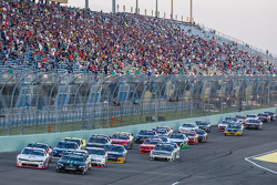 Kyle Larson y Kyle Busch lideran a los autos